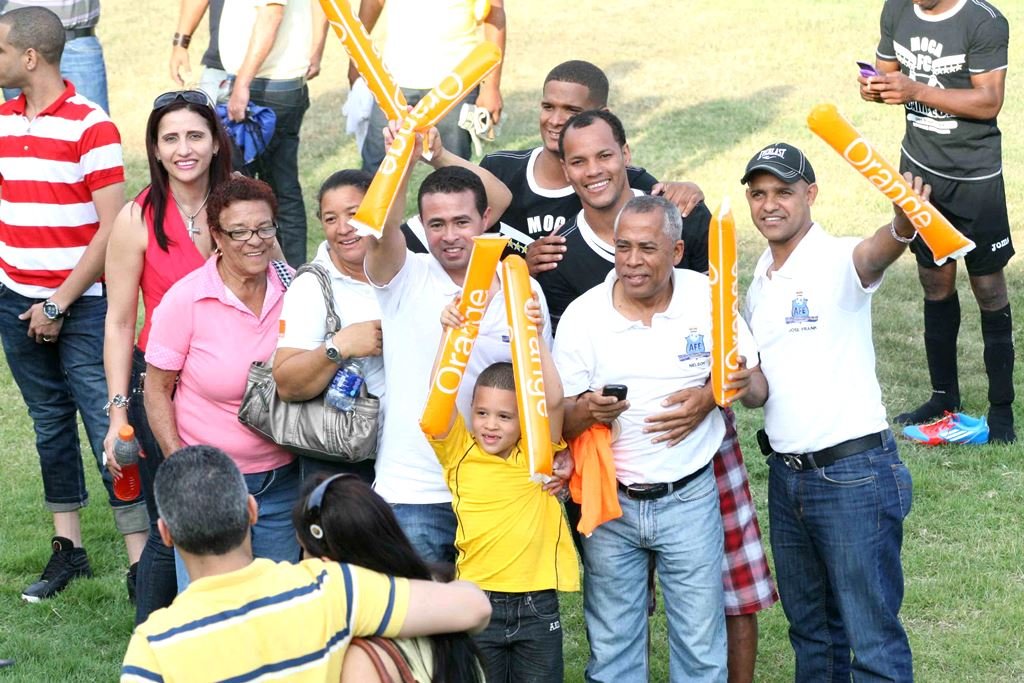 Directivos de la AFE celebran la corona de Moca